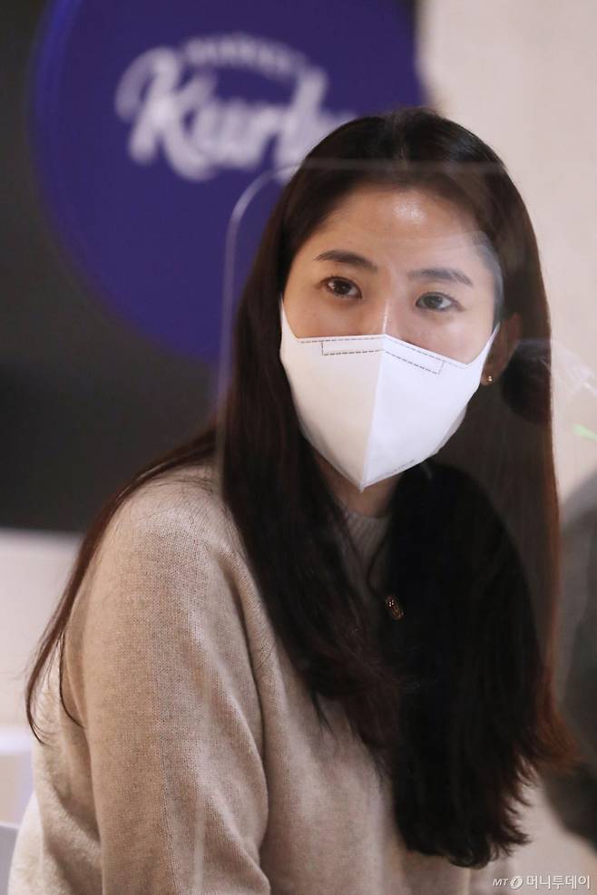 김슬아 마켓컬리 대표가 9일 오전 서울 강남구 마켓컬리 본사에서 열린 '자상한 기업 업무 협약식'에 참석해 박영선 중소벤쳐기업부 장관의 발언을 듣고 있다. /사진=머니S 장동규 기자