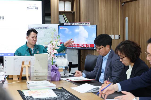 오언석(왼쪽) 도봉구청장이 지난 3월 23일 구청장실에서 ‘비상경제대책회의’를 주재하고 있다. 도봉구청 제공