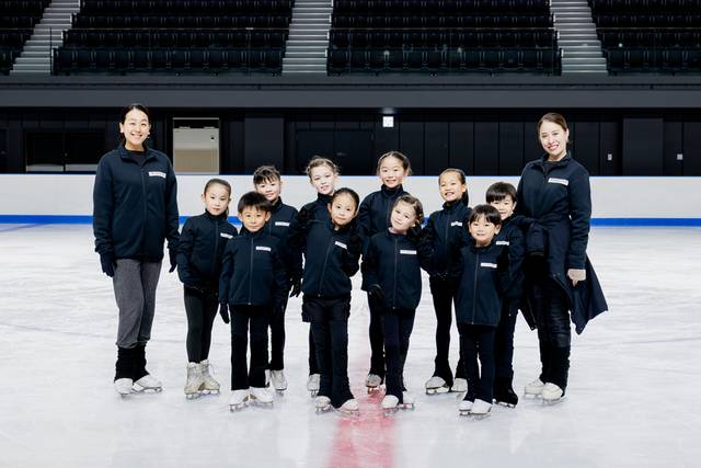 아사다 마오(왼쪽)가 ‘기노시타 마오 아카데미’ 피겨 유망주들과 찍은 사진. 기노시타 마오 아카데미 홈페이지