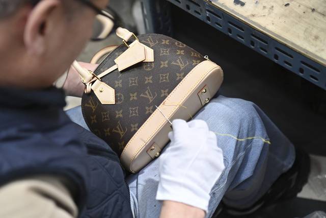 강남사 직원이 루이비통 가방을 수선하는 모습. 백동현 기자