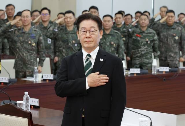 이재명 대통령이 27일 서울 국방부에서 열린 전군주요지휘관회의에서  국기에 경례하고 있다. 청와대통신사진기자단