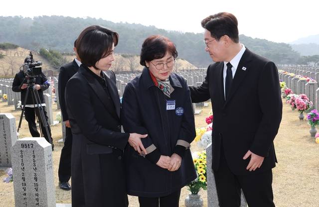 이재명 대통령과 김혜경 여사가 서해수호의 날인 27일 국립대전현충원 한주호 준위 묘역에서 유가족 김말순 여사를 위로 하고 있다. 청와대통신사진기자단