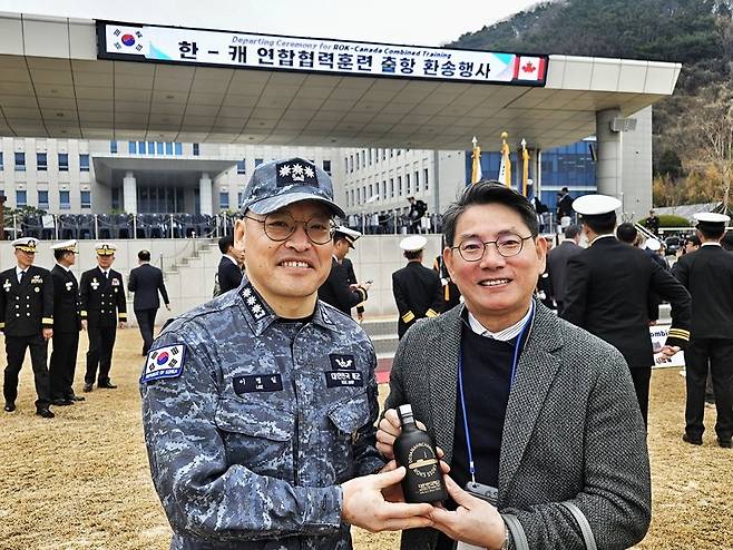 케이알컴퍼니 도산안창호함 태평양 출항에 잠수함 로고 에디션 독도소주 500병 증정