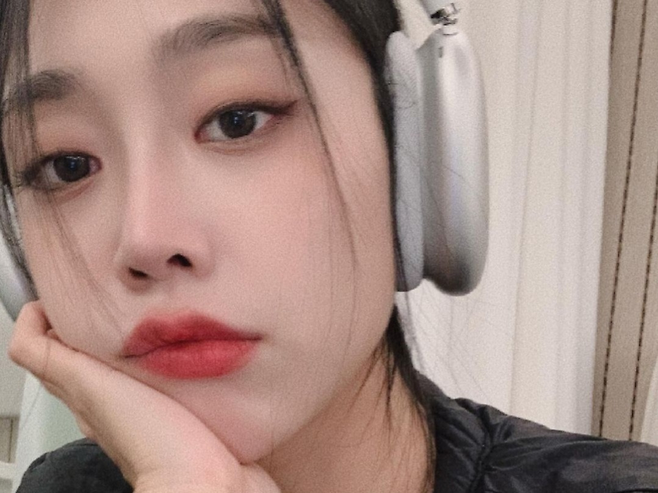 지난 2024년 SOOP(전 아프리카TV)에서 방송을 시작한 후 4시간 만에 300만원의 수익을 낸 것으로 알려져 화제가 된 러블리즈 멤버 서지수 [서지수 인스타그램]