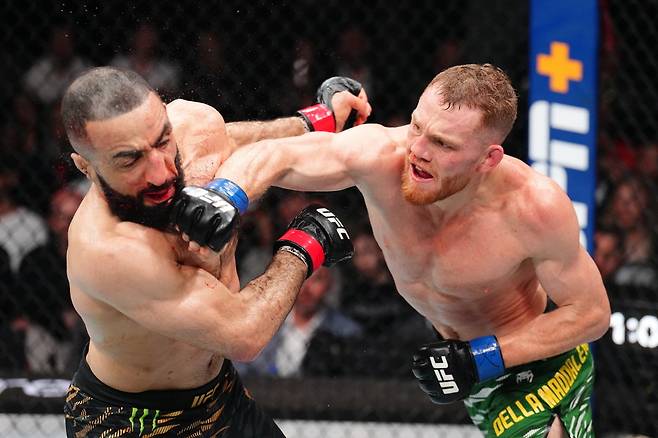 지난 해 5월 UFC 315에서 잭 델라 마달레나(오른쪽)가 벨랄 부하마드에게 펀치 러시를 하고 있다. [UFC 제공]