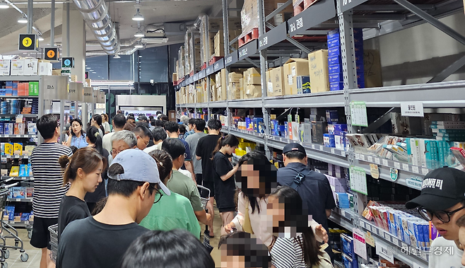 경기 성남시의 ‘창고형 약국’ 메가팩토리(MEGA PHACTORY)에서 고객들이 계산을 하기 위해 줄지어 있는 모습. 최은지 기자