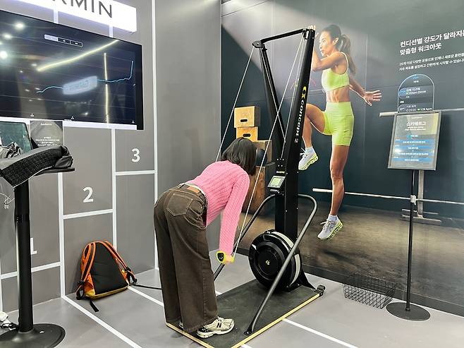 스키에르그 존에서 가민 워치 착용 후 맞춤형 워크아웃을 체험해보는 모습. [박혜림 기자/rim@]