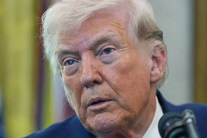 [워싱턴=AP/뉴시스] 26일(현지 시간) 워싱턴포스트(WP)는 사안에 정통한 3명의 소식통을 인용해 미 국방부가 방공 요격미사일을 포함한 군사 물자의 우선순위 재조정을 논의 중이라고 보도했다. 사진은 도널드 트럼프 미국 대통령. 2026.03.26.