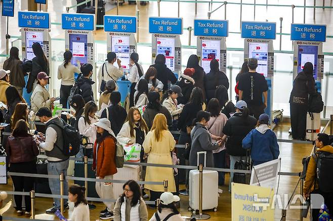 [인천공항=뉴시스] 정병혁 기자 = 인천국제공항 이용객. 2026.03.25. jhope@newsis.com