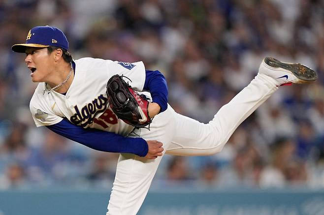 [로스앤젤레스=AP/뉴시스] 메이저리그(MLB) LA 다저스의 야마모토 요시노부가 27일(한국 시간) 미국 캘리포니아주 로스앤젤레스의 유니클로 필드 앳 다저스타디움에서 열린 애리조나 다이아몬드백스와의 2026시즌 개막전에 선발 등판해 역투하고 있다. 2026.03.27