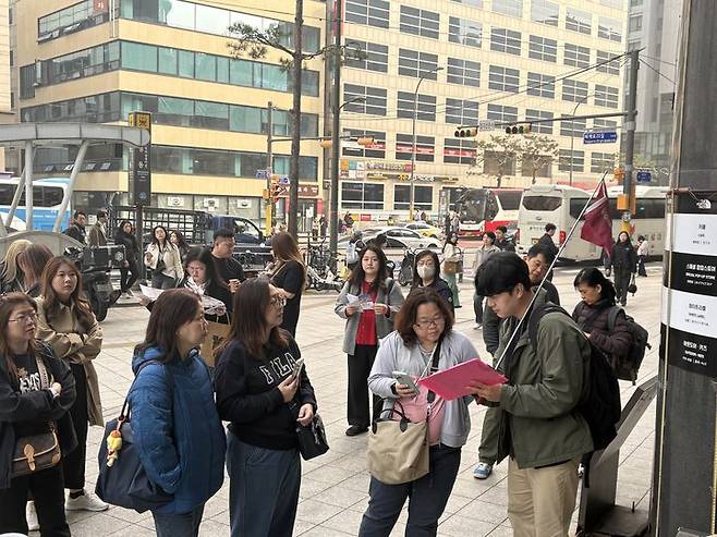 [서울=뉴시스] 권민지 기자 = 원데이투어 출발 전 가이드에게 설명을 듣는 참가자들, 2026.03.27. ming@newsis.com *재판매 및 DB 금지