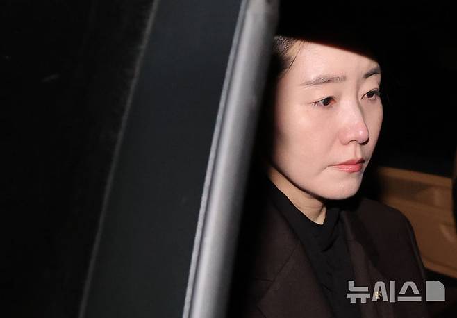 [서울=뉴시스] 황준선 기자 = 공천 헌금 1억 원을 수수한 혐의를 받는 강선우 무소속 의원이 3일 오후 서울 서초구 서울중앙지방법원에서 열린 구속 전 피의자 심문(영장실질심사)를 마친 뒤 차량에 탑승해 있다. 2026.03.03. hwang@newsis.com