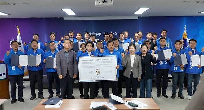 [무안=뉴시스] 민주당 전남지역 기초단체장 경선후보들이 27일 전남도당 대회의실에서 공명선거 실천을 다짐하고 있다. (사진 = 민주당 전남도당 제공). 2026.03.27. photo@newsis.com *재판매 및 DB 금지