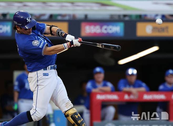 [인천=뉴시스] 배훈식 기자 = 7일 오후 인천 미추홀구 인천SSG랜더스필드에서 열린 2025 신한 쏠뱅크 KBO리그 SSG 랜더스와 삼성 라이온즈의 경기, 3회초 삼성 강민호가 좌전 안타를 치며 멀티 히트를 기록하고 있다. 2025.08.07. dahora83@newsis.com