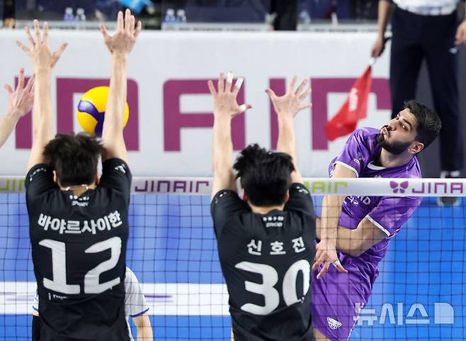 [천안=뉴시스] 홍효식 기자 = 27일 충남 천안 유관순체육관에서 열린 2025-2026 V-리그 남자부 플레이오프 1차전 현대캐피탈과 우리카드의 경기, 우리카드 알리가 공격하고 있다. 2026.03.27. yesphoto@newsis.com