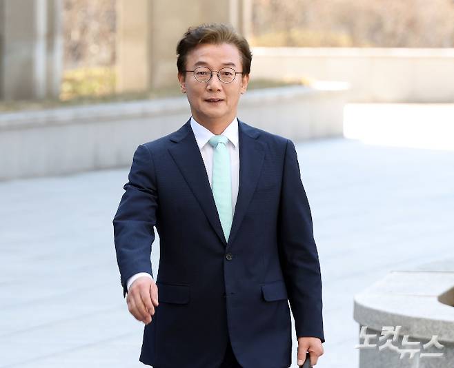 통일교 측으로부터 한일 해저터널 건설 사업 추진 등을 대가로 금품을 받은 혐의를 받는 더불어민주당 전재수 의원이 지난 19일 서울 서초구 정교유착 비리 의혹을 수사하는 검경 합동수사본부에 피의자 신분으로 출석하고 있는 모습. 황진환 기자