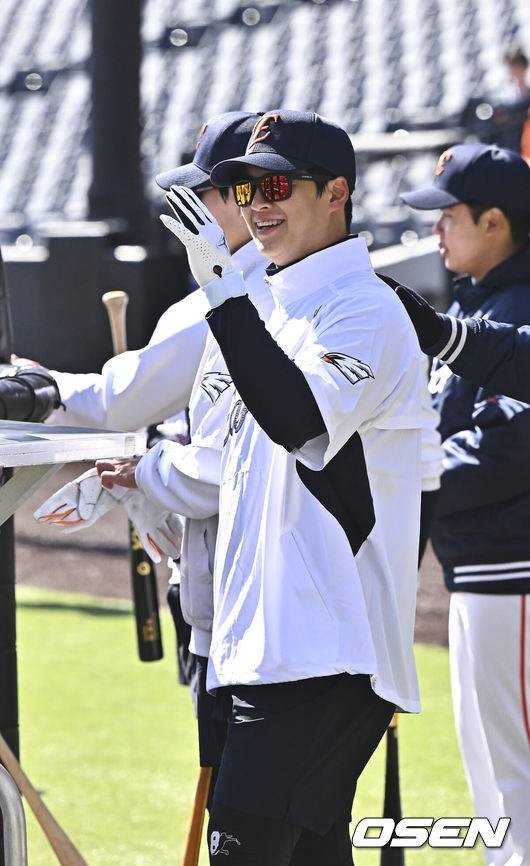 [OSEN=대전, 박준형 기자] 19일 오후 대전 한화생명볼파크에서 2026 신한 SOL KBO 리그 시범경기 한화 이글스와 KIA 타이거즈의 경기를 진행됐다.한화와 KIA는 시범경기에서 각각 2승 4패, 2승 1무 3패를 기록 중이다.경기 앞두고 한화 노시환이 KIA 선수단을 향해 인사를 하고 있다.   2026.03.19 / soul1014@osen.co.kr