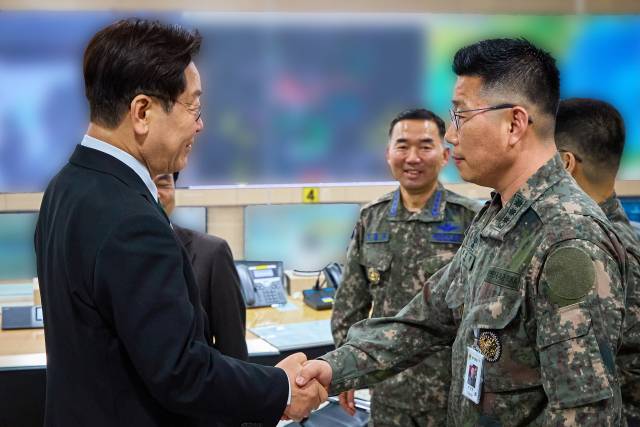 ▲이재명 대통령이 27일 서울 용산 국방부에서 전군주요지휘관회의를 마친 뒤 지휘통제실을 찾아 조성현 대령을 격려하며 악수하고 있다. 12·3 비상계엄 당시 수도방위사령부 제1경비단장이었던 조성현 대령은 국회로 출동하는 병력에 '서강대교를 넘지 말라'고 지시해 불법 계엄을 막는 데 일조했다. ⓒ연합뉴스