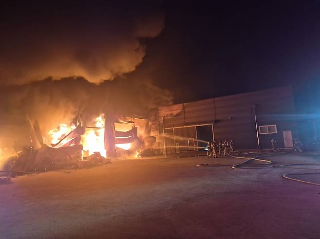 26일 오후 충북 음성군 금왕읍 한 필름 제조 공장에서 불이나 소방 당국이 ‘대응 1단계’를 발령해 대응했다. 충북소방본부 제공