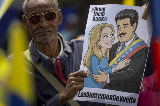 베네수엘라 카라카스 시민들이 축출된 대통령 니콜라스 마두로와 그의 부인 실리아 플로레스의 심리가 미국 뉴욕 남부연방법원에서 열린 26일(현지시간) 이들을 지지하는 집회를 열고 있다. 카라카스=EPA연합뉴스