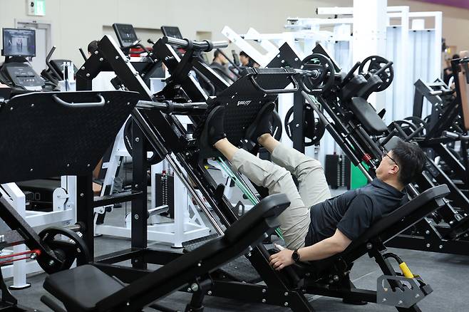 26일 서울 강남구 삼성동 코엑스에서 열린 2026 서울국제스포츠레저산업전에서 참관객들이 참가업체의 기구를 사용해 운동하고 있다. 연합뉴스