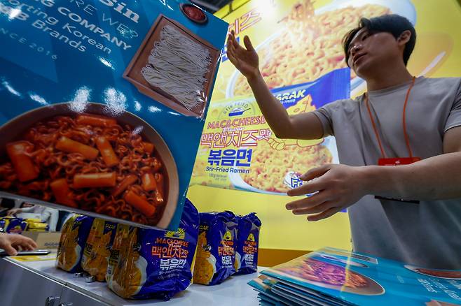 27일 인천 연수구 송도컨벤시아에서 열린 ‘2026 대한민국 라면박람회’에서 관람객들이 라면을 구입하고 있다.