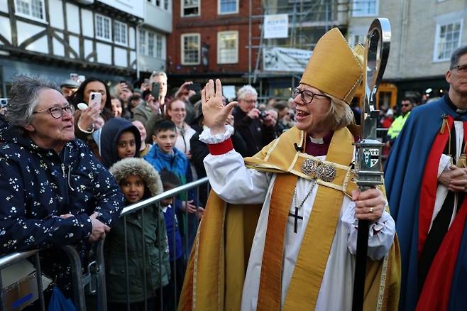 영국 성공회, 첫 여성 캔터베리 대주교 취임 - 25일(현지시간) 영국 켄트주 캔터베리 대성당에서 제106대 캔터베리 대주교로 공식 취임한 세라 멀랠리(오른쪽)가 시민들에게 ﻿인사를 건네고 있다. 캔터베리 대주교는 영국 성공회 최고 성직자﻿로, 여성이 이를 맡은 것은 처음이다. 캔터베리 EPA 연합뉴스