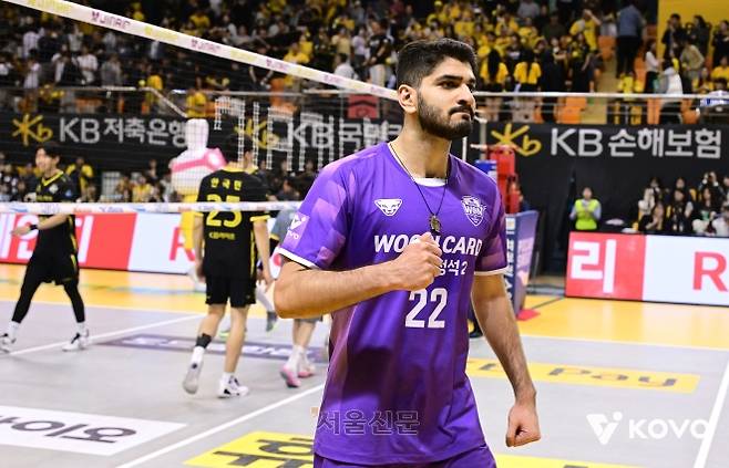 알리 하그파라스트가 25일 경기 의정부시 경민대 기념관에서 열린 진에어 2025~26 V리그 남자부 KB손해보험과 준플레이오프(준PO)에서 주먹을 불끈 쥐고 있다. 2026.3.25 한국배구연맹 제공