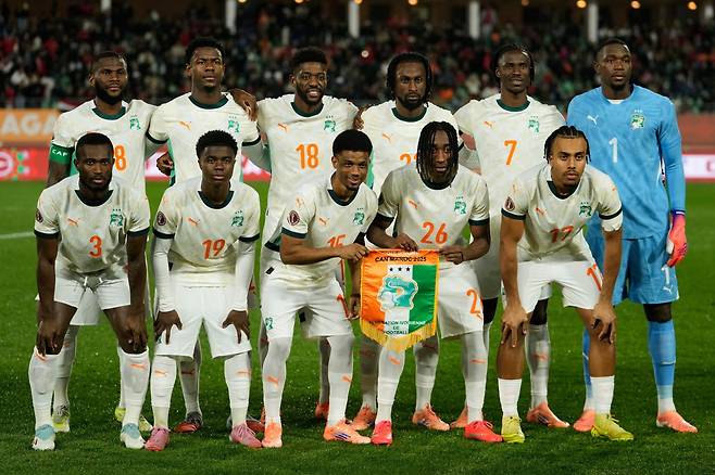 코트디부아르 축구대표팀 선수들이 1월 아프리카네이션스컵 8강전 이집트전에 앞서 단체 사진을 찍고 결의를 다지고 있다. 아가디르|AP뉴시스