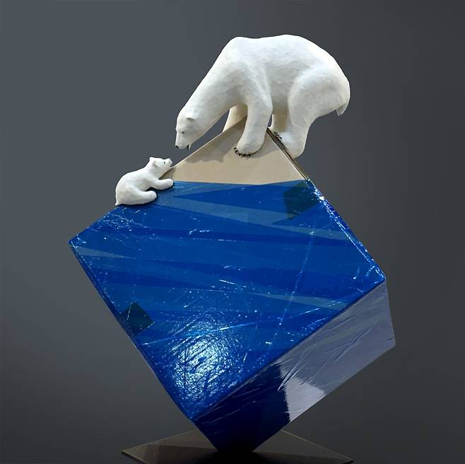 みんなが知っている危機、35×48×51 cm、宅配箱、漢紙、接着剤、2025