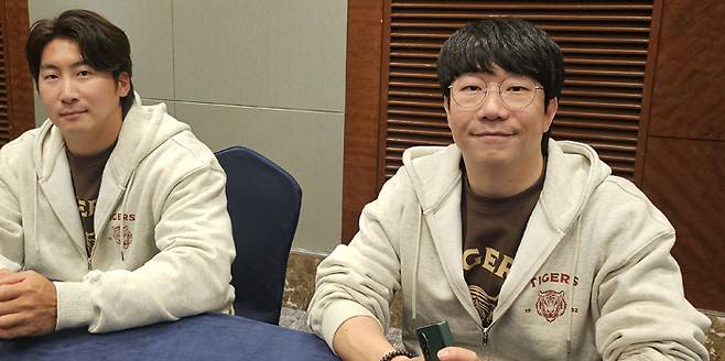 KIA 양현종(오른쪽)이 주장 나성범과 함께 26일 서울 롯데호텔 월드에서 열린 KBO 미디어데이에서 인터뷰하고 있다. 심진용 기자