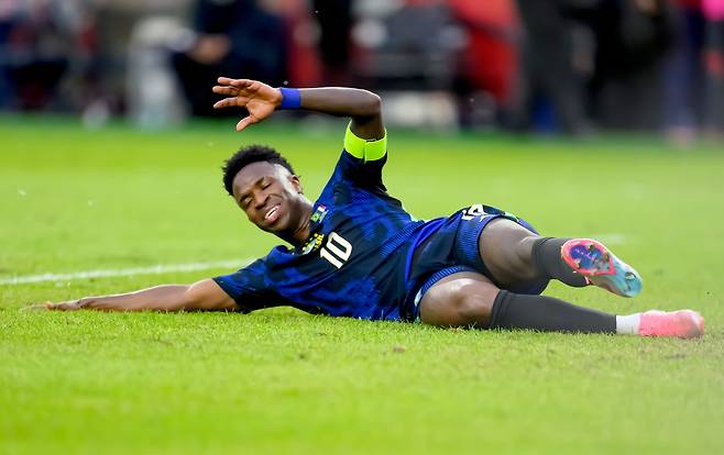 브라질 비니시우스가 27일 프랑스와 평가전에서 넘어진 뒤 아쉬워하고 있다. EPA연합뉴스