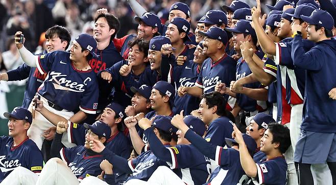 9일 일본 도쿄돔에서 열린 2026 월드베이스볼클래식(WBC) C조 조별리그 최종전 대한민국과 호주의 경기. 호주를 꺾고 8강 진출을 확정한 한국 대표팀이 기뻐하며 기념촬영을 하고 있다. 2026.3.9 연합뉴스