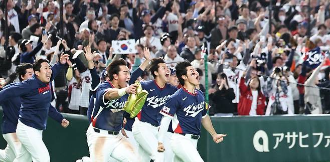 9일 일본 도쿄돔에서 열린 2026 월드베이스볼클래식(WBC) C조 조별리그 최종전 대한민국과 호주의 경기. 호주를 꺾고 8강 진출을 확정한 한국 대표팀의 김도영과 안현민이 기뻐하고 있다. 2026.3.9 연합뉴스