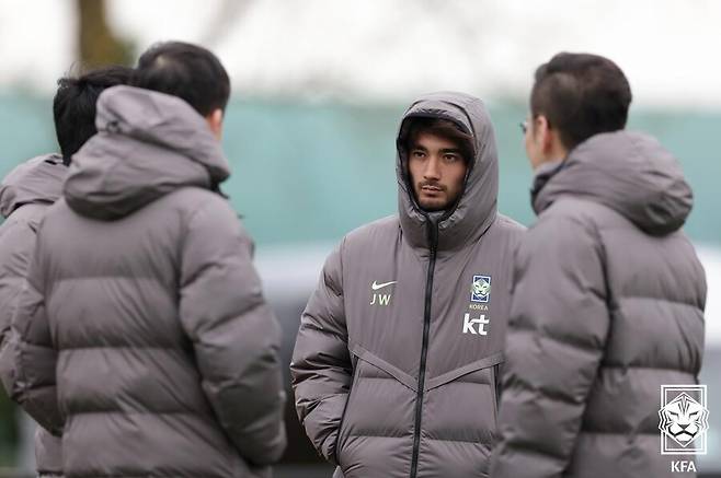 ▲ 홍명보호에서 선발과 교체를 오가는 카스트로프는 미국전 27분, 멕시코전 45분, 브라질전 45분을 뛰었다. 볼리비아전에서는 후반 40분 그라운드에 들어서 약 5분만 뛰었다. 점점 큰 활약을 보여주지 못하는 상황에서 포지션 변경이 이뤄졌다. ⓒ대한축구협회