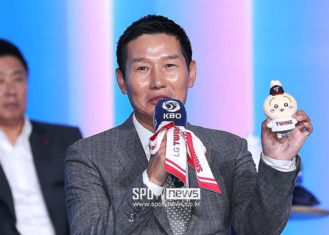 ▲ 염경엽 감독의 손바닥에 글씨가 적혀있다. ⓒ곽혜미 기자