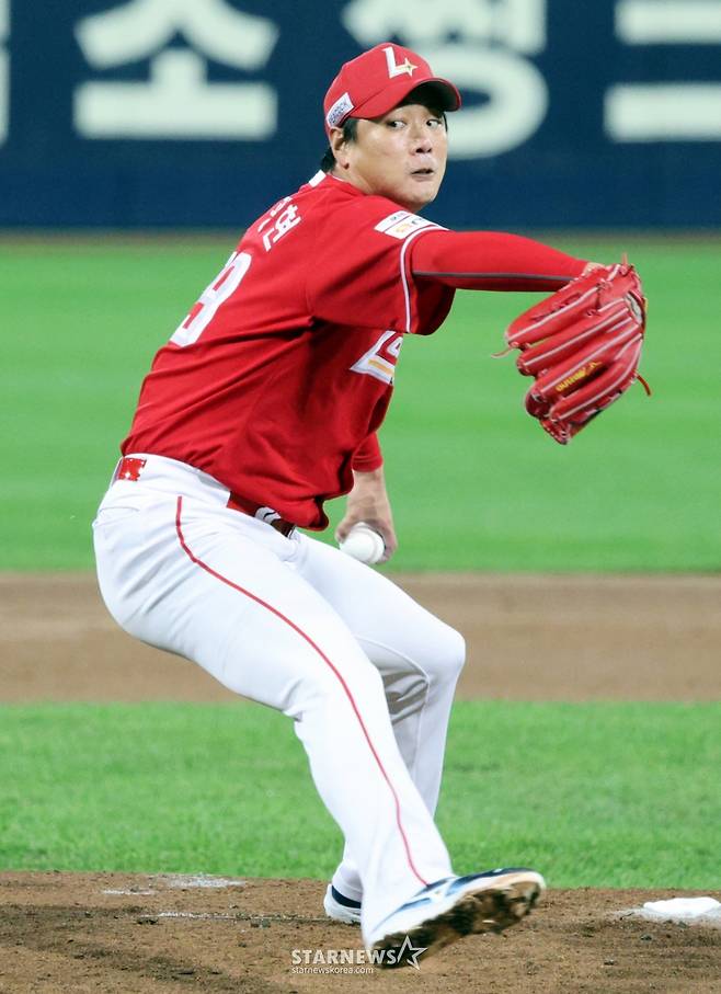 SSG 랜더스 좌완투수 김광현이 2025 KBO리그 준플레이오프 4차전 삼성 라이온즈 경기에서 선발 등판해 역투하고 있다. 사진=강영조 선임기자