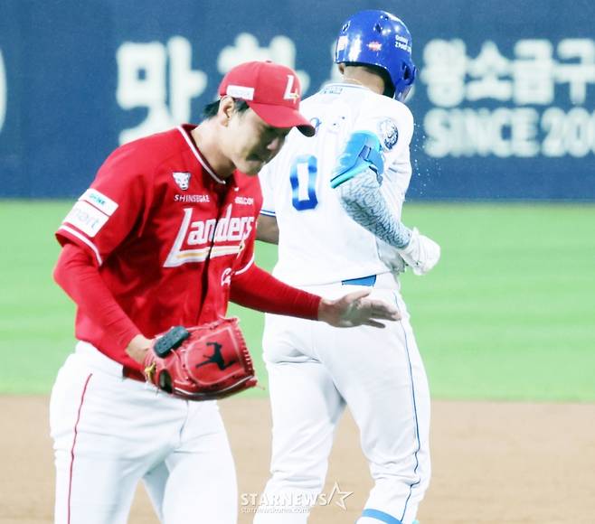 SSG 랜더스 김광현이 2025 KBO리그 준플레이오프 4차전 삼성 라이온즈 경기 3회말 2사 만루 위기에서 디아즈를 내야땅볼로 처리하고 더그아웃으로 향하고 있다. /사진=강영조 선임기자