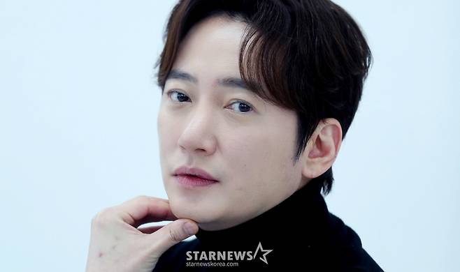 배우 이상보가 지난 10일 서울 용산구 로로엔터테인먼트에서 진행된 KBS 2TV 일일드라마 '우아한 제국' 관련 인터뷰에 앞서 포즈를 취하고 있다. 이상보는 극 중 나승필 역을 맡았다. 나승필은 장기윤(이시강 분)과 대립각을 세우는 역할로, 복수심 하나로 버텨온 사람이다. 그러나 재클린 테일러(손성윤 분)를 위해 희생되면서 안타까운 결말을 맞이하게 된다. /사진=김창현