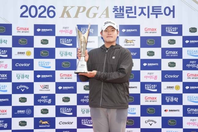 정재현이 27일 2026시즌 'KPGA 챌린지투어 2회 대회에서 우승하고 트로피를 들어올리고 있다. /사진=KPGA 제공