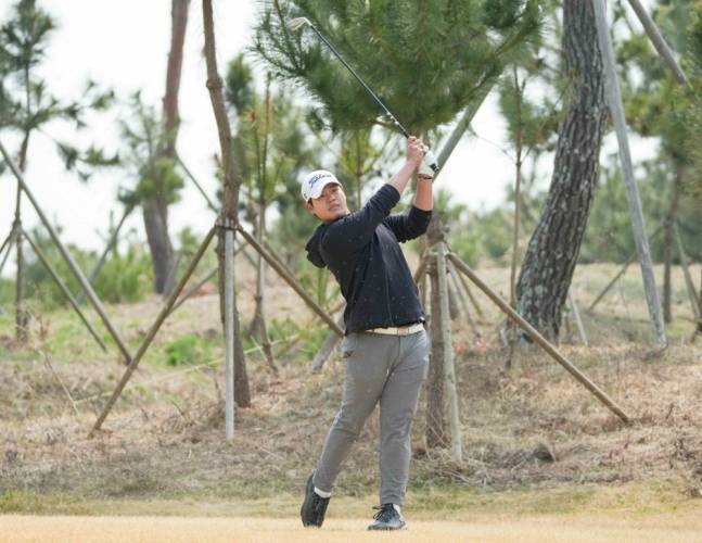 아이언샷을 날리고 타구를 바라보는 정재현.  /사진=KPGA 제공