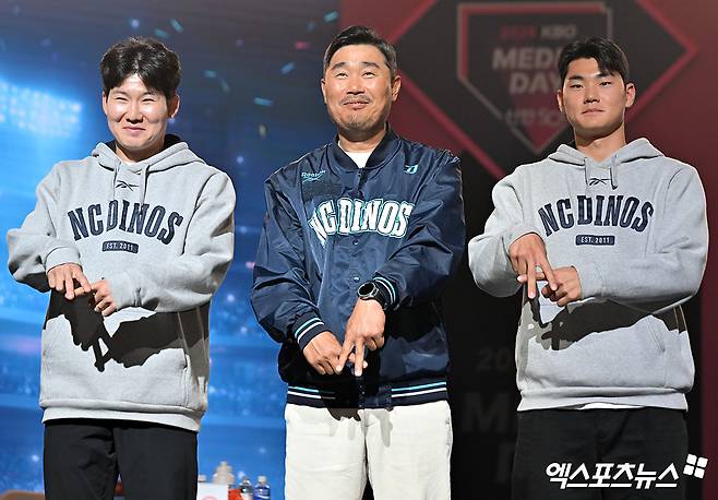 26일 오후 서울 송파구 롯데호텔 월드에서 열린 ‘2026 신한은행 SOL KBO’ 미디어데이, NC 박민우, 이호준 감독, 김주원이 포즈를 취하고 있다. 잠실, 김한준 기자