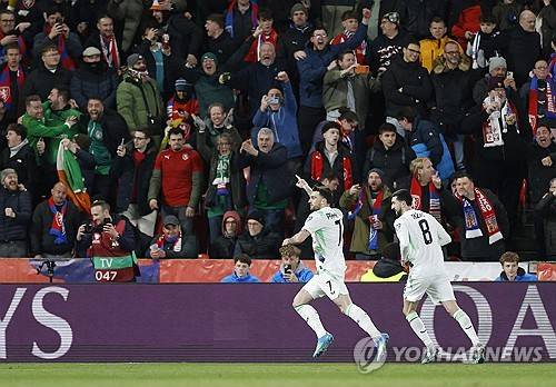 홍명보 감독이 이끄는 대한민국 축구 국가대표팀(A대표팀)의 2026 국제축구연맹(FIFA) 북중미 월드컵(캐나다·미국·멕시코 공동개최) 조별리그 첫 상대는 덴마크와 체코간 경기 승자로 압축됐다.  유럽축구연맹(UEFA) 플레이오프 패스D 준결승에서 덴마크와 체코가 각각 승리를 거두며 마지막 관문에 진출했고, 양 국가 간 결승전 승자가 한국과 같은 A조에서 첫 경기를 치르게 된다.  이번 월드컵 유럽 플레이오프는 16개국이 네 갈래 길로 나뉘어 단판 승부를 펼치는 토너먼트다. 각 패스의 우승국만이 월드컵 본선 진출권을 손에 넣는 구조이기에 더욱 처절한 승부가 펼쳐졌다.연합뉴스