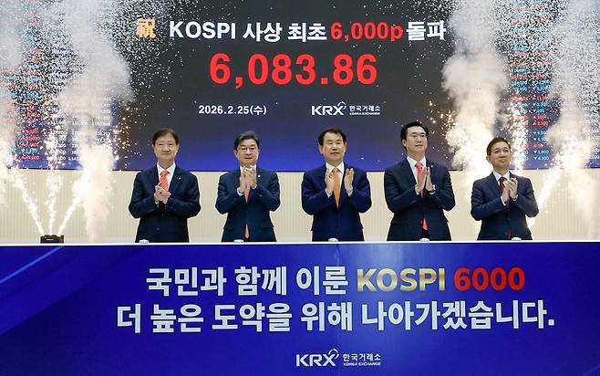 코스피 6000포인트 돌파 (서울=연합뉴스) 한종찬 기자 = 이찬진 금융감독원장, 이억원 금융위원장, 정은보 한국거래소 이사장을 비롯한 참석자들이 지난달 25일 서울 여의도 한국거래소에서 코스피 6000포인트 돌파 기념 세리머니를 펼치고 있다. 2026.2.25 saba@yna.co.kr