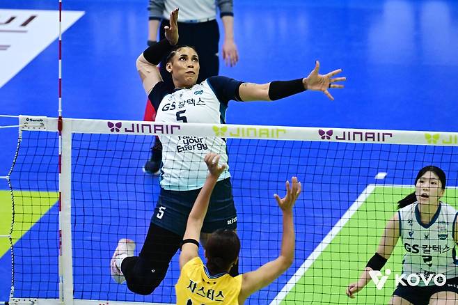 현대건설과 PO 1차전에서 공격하는 GS칼텍스의 실바  [한국배구연맹 제공. 재판매 및 DB 금지]