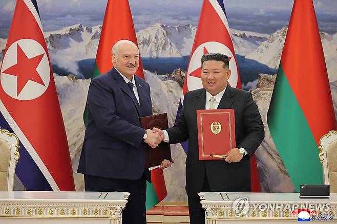 북한·벨라루스 '친선 및 협조에 관한 조인식' 진행 (평양 조선중앙통신=연합뉴스) 김정은 북한 국무위원장이 지난 26일 알렉산드르 루카셴코 벨라루스 대통령과 정상회담을 하고 '조선민주주의인민공화국과 벨라루스공화국사이의 친선 및 협조에 관한 조약' 조인식을 진행했다고 조선중앙통신이 27일 보도했다. 2026.3.27 
    [국내에서만 사용가능. 재배포 금지. For Use Only in the Republic of Korea. No Redistribution] nkphoto@yna.co.kr
