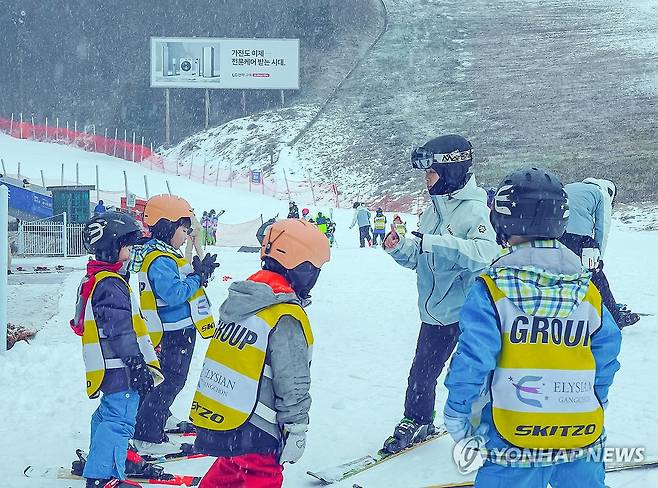 강원 스키장 캠프  [연합뉴스 자료사진]