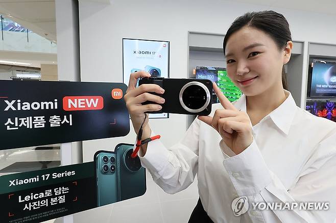 라이카 카메라 탑재한 샤오미 17 울트라 출시 (서울=연합뉴스) 류효림 기자 = 3일 서울 여의도 IFC몰 샤오미 스토어에서 열린 신제품 샤오미 17 울트라 출시 기념 행사에서 모델이 제품을 소개하고 있다. 2026.3.3 ryousanta@yna.co.kr