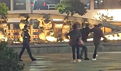 경찰 앞에서 몸싸움하는 노숙인들 [연합뉴스 제보영상 갈무리, 재판매 및 DB 금지]