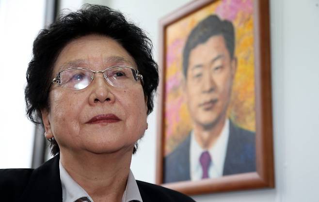 2012년 인혁당 희생자 추모 전시회에서 남편 초상화 앞에 선 강순희 여사 [연합뉴스 자료사진]